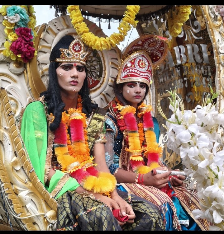 श्री कृष्ण जन्माष्टमी के अवसर पर ढोल नगाड़ो व डीजे पर भजनों के बीच निकाली गई शोभायात्रा