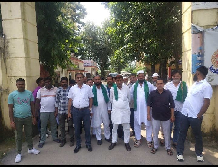 गाली-गलौज और धमकी के आरोपों पर गरजे किसान, सैकड़ों की संख्या में थाने पहुंचे