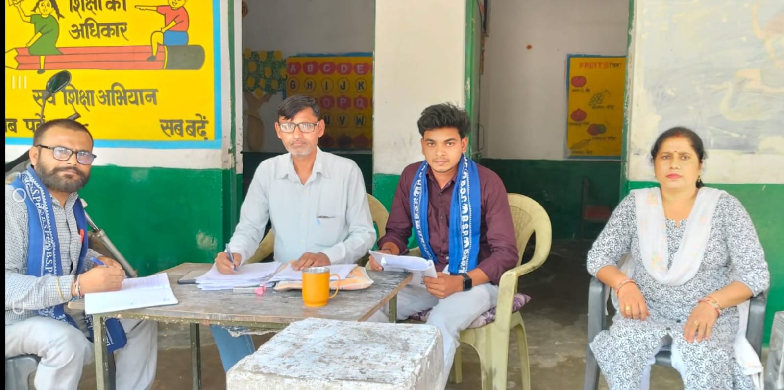 बसपा नेता राजेश कुमार सैनी ने बूथ का लिया जायजा